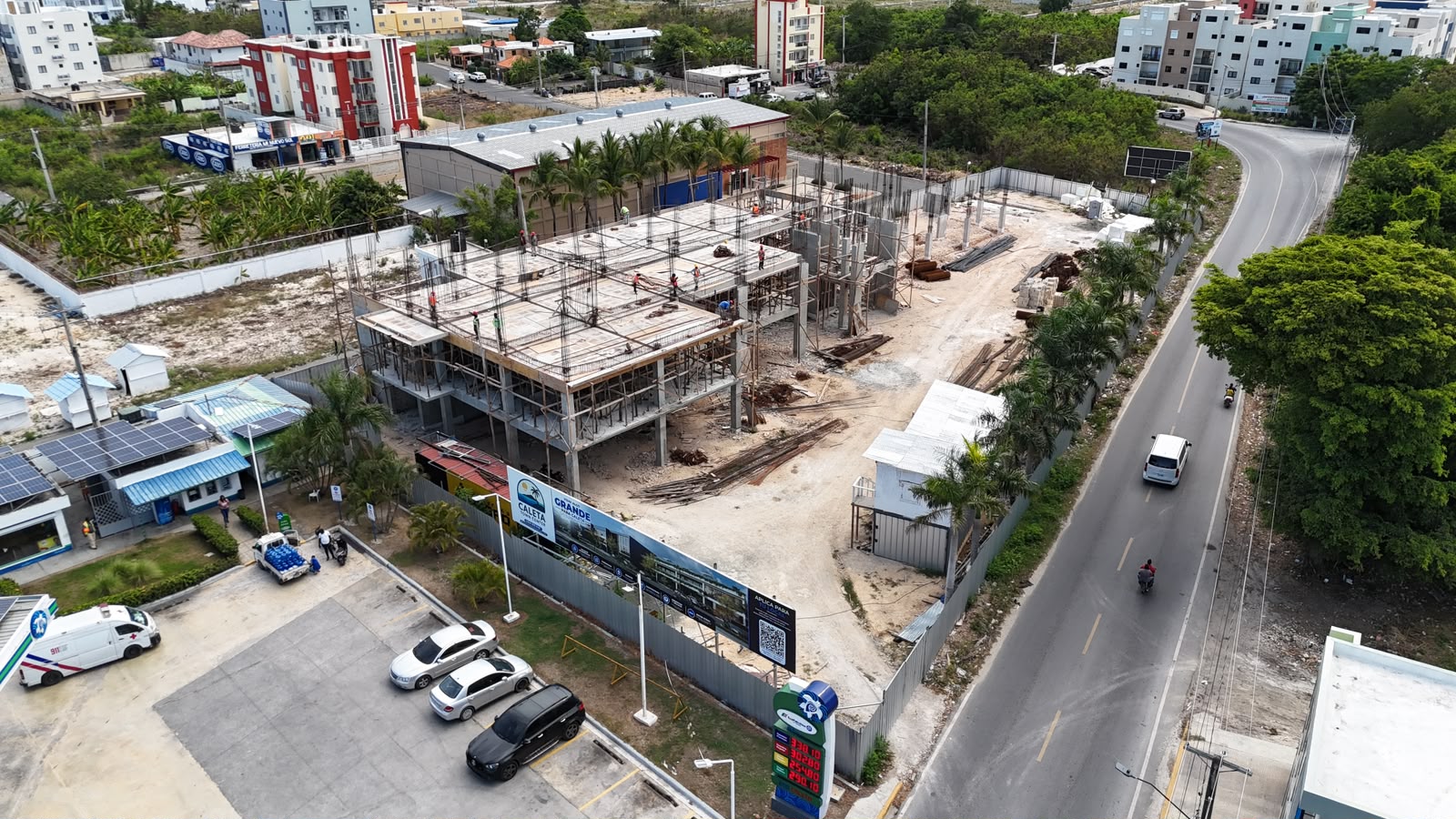 Vista aérea real de la construcción de Caleta Town Center en agosto de 2026